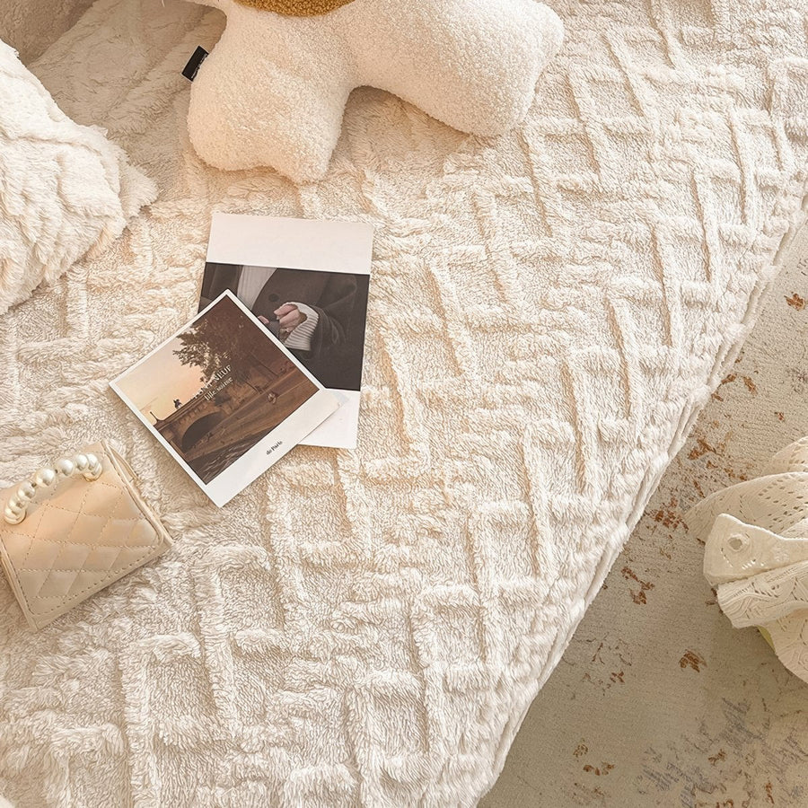 Diamond-Grid Plush Throw Blanket