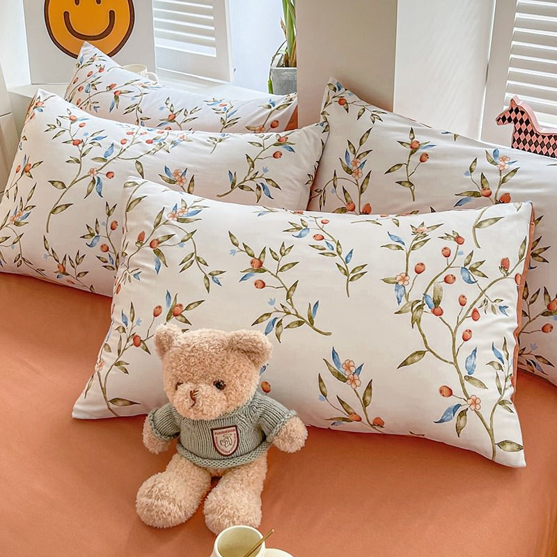 Vintage Red Berries Print Bedding Set